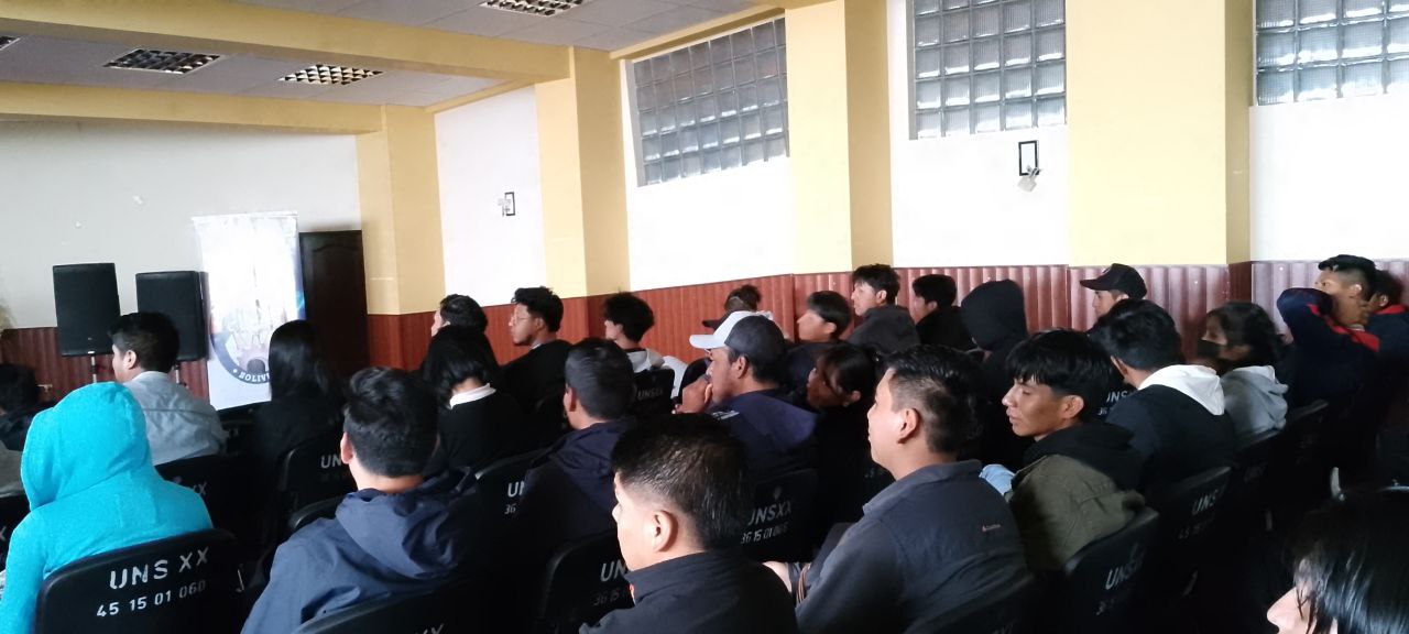 Río entre Montañas